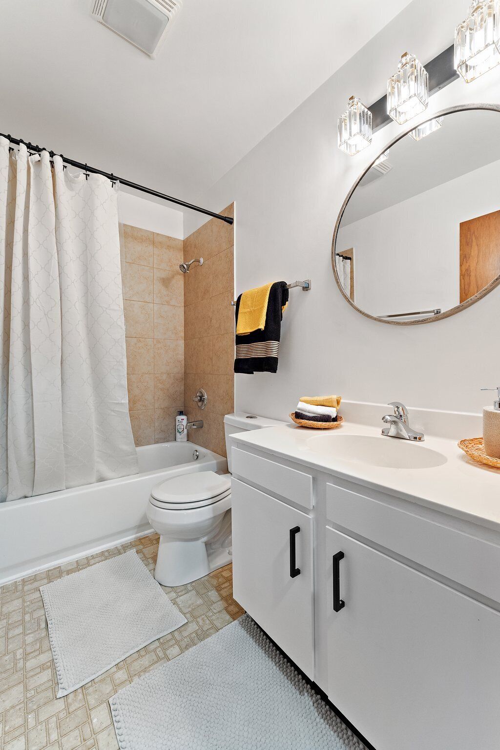 Secador de cabelo, toalhas de banho, sabonete, papel higiênico