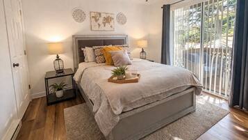 2 bedrooms, desk, WiFi, bed sheets