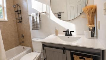 Asciugacapelli, asciugamani, sapone, carta igienica