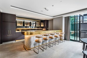 Bar (on property) - Stylish 2BR/2BA Southbank apt with full kitchen, plush furnishings, pool, gym, BBQ terrace, supermarket. Perfect for long or short stays, just minutes to Crown, Convention Centre, Marvel Stadium, Southbank Promenade, Fed Square & Flinders Station. (Southbank)