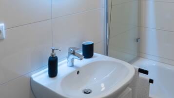 Haartrockner, Handtücher, Toilettenpapier