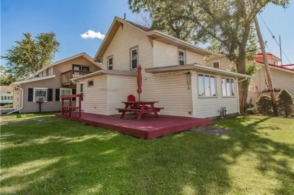 Lakefront Quaint Getaway in Saybrook /Geneva-On-The-Lake Wine Country