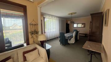 Télévision, lecteur de DVD, livres