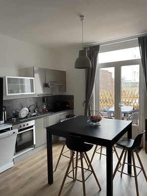 Kühlschrank, Mikrowelle, Ofen, Herdplatte