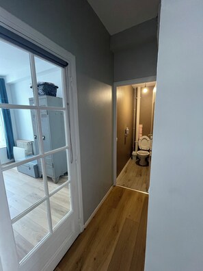 Haartrockner, Handtücher, Toilettenpapier