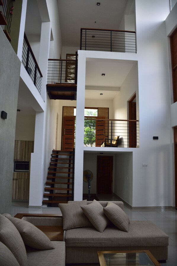 Smart TV, books - Welcome to our Quiet Comfort Colombo (Ruhunupura)