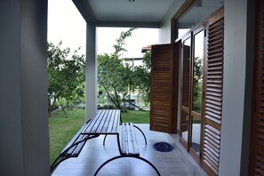 Outdoor dining - Welcome to our Quiet Comfort Colombo (Ruhunupura)