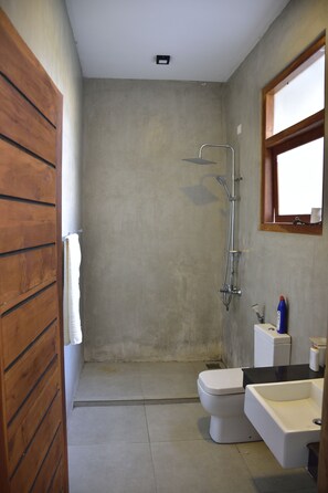 Bidet, serviettes fournies, savon, shampooing