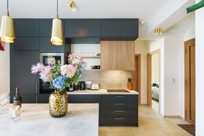 Réfrigérateur, micro-ondes, four, plaque de cuisson