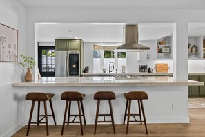 Frigorifero, microonde, piano cottura, lavastoviglie