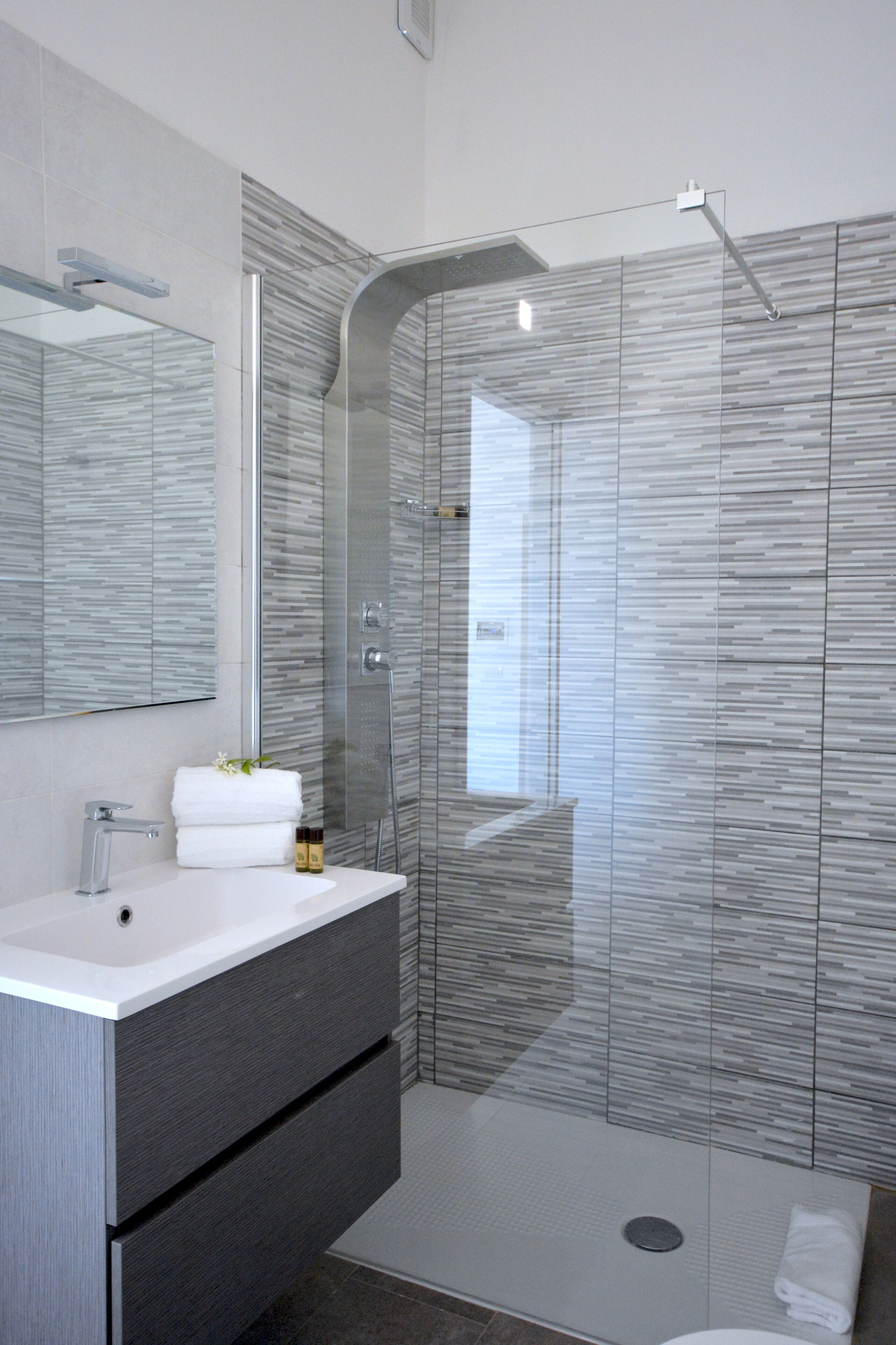 Panoramic Room | Bathroom | Shower, rainfall showerhead, free toiletries, hair dryer