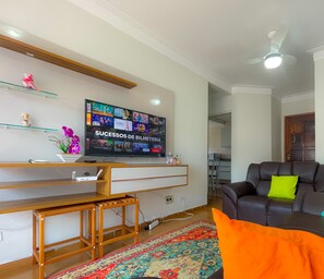 TV - Phenomenal Apartment 4 min Praia Enseada | Linen, TV and Wi-Fi (Vila Julia Guarujá)