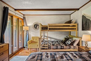 2 bedrooms, iron/ironing board, free WiFi, bed sheets - On Golf Course •Convenient •Luxury Linens •Free Dollywood Tkt •Shaggin' Chalet (Gatlinburg)