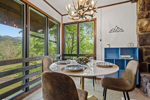 Dining - On Golf Course •Convenient •Luxury Linens •Free Dollywood Tkt •Shaggin' Chalet (Gatlinburg)