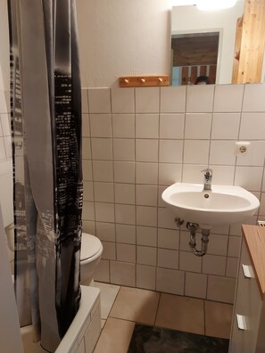 Haartrockner, Handtücher, Seife, Toilettenpapier