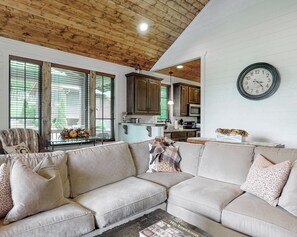Smart TV, fireplace - LongView Cottage: Spacious Tiny Home w Fireplace, Screen Porch, Community Perks (Glenville)
