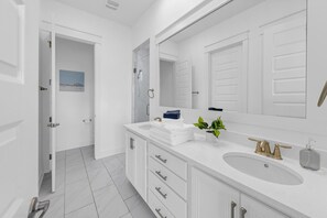 Ensemble douche/baignoire, serviettes fournies