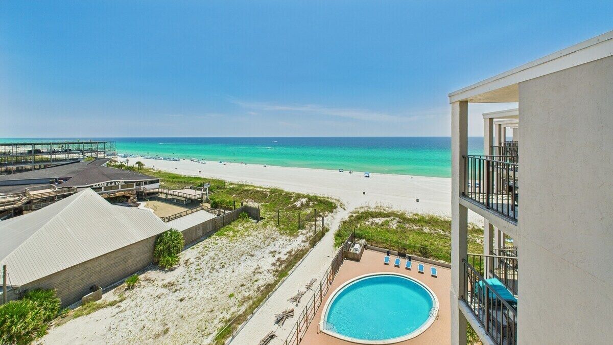 Ein Hotel mit Pool, Blick auf den Strand und einem Gebäude mit der Aufschrift "LOFT LEVEL".
