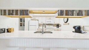 Micro-ondas, cooktop, lava-louças, cafeteira/chaleira