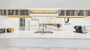 Geladeira, micro-ondas, cafeteira/chaleira