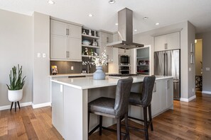 Stovetop, cookware/dishes/utensils, kitchen islands - Modern, Stylish, Professionally Decorated, spa Like, 4 Bedroom Home (Cochrane)