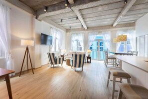 TV, offices - Willemstad's Hidden Jewel: Townhome in the Essence of Punda (Willemstad)