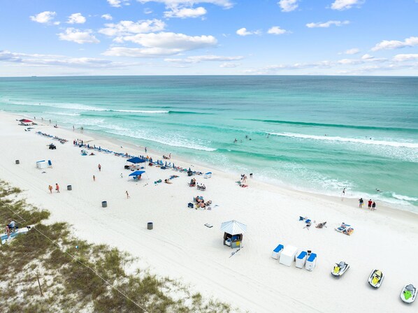En la playa, camastros y toallas de playa 