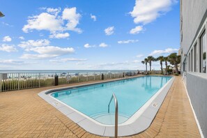 Alberca techada y alberca al aire libre