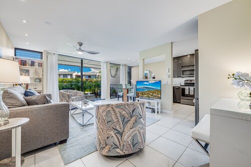 Beachy condo directly across from beach! Pool Hot Tub & BBQ!