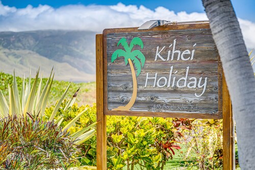 Beachy condo directly across from beach! Pool Hot Tub & BBQ!