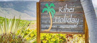 Beachy condo directly across from beach! Pool Hot Tub & BBQ!