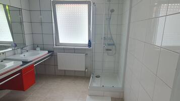 Dusche, Haartrockner, Handtücher, Seife