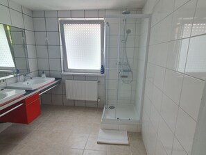 Douche, sĂšche-cheveux, serviettes fournies, savon