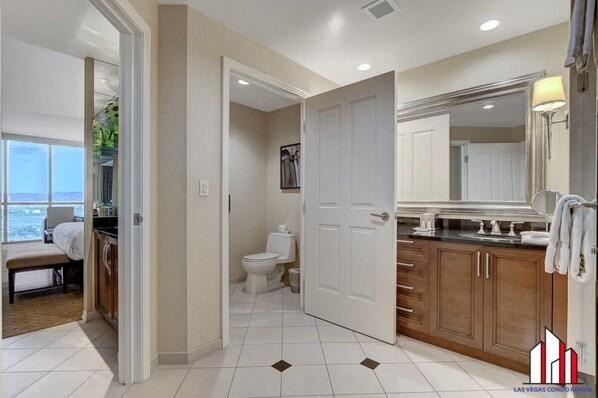 Une salle de bain moderne avec des toilettes, un lavabo et un miroir.