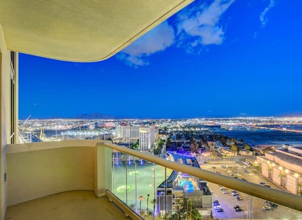 Property grounds - Signature 2Br3Ba balcony combo units 20-618 and 20 (Las Vegas)