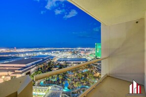 Property grounds - Signature 2Br3Ba balcony combo units 20-618 and 20 (Las Vegas)