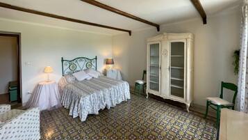 3 bedrooms, desk, WiFi