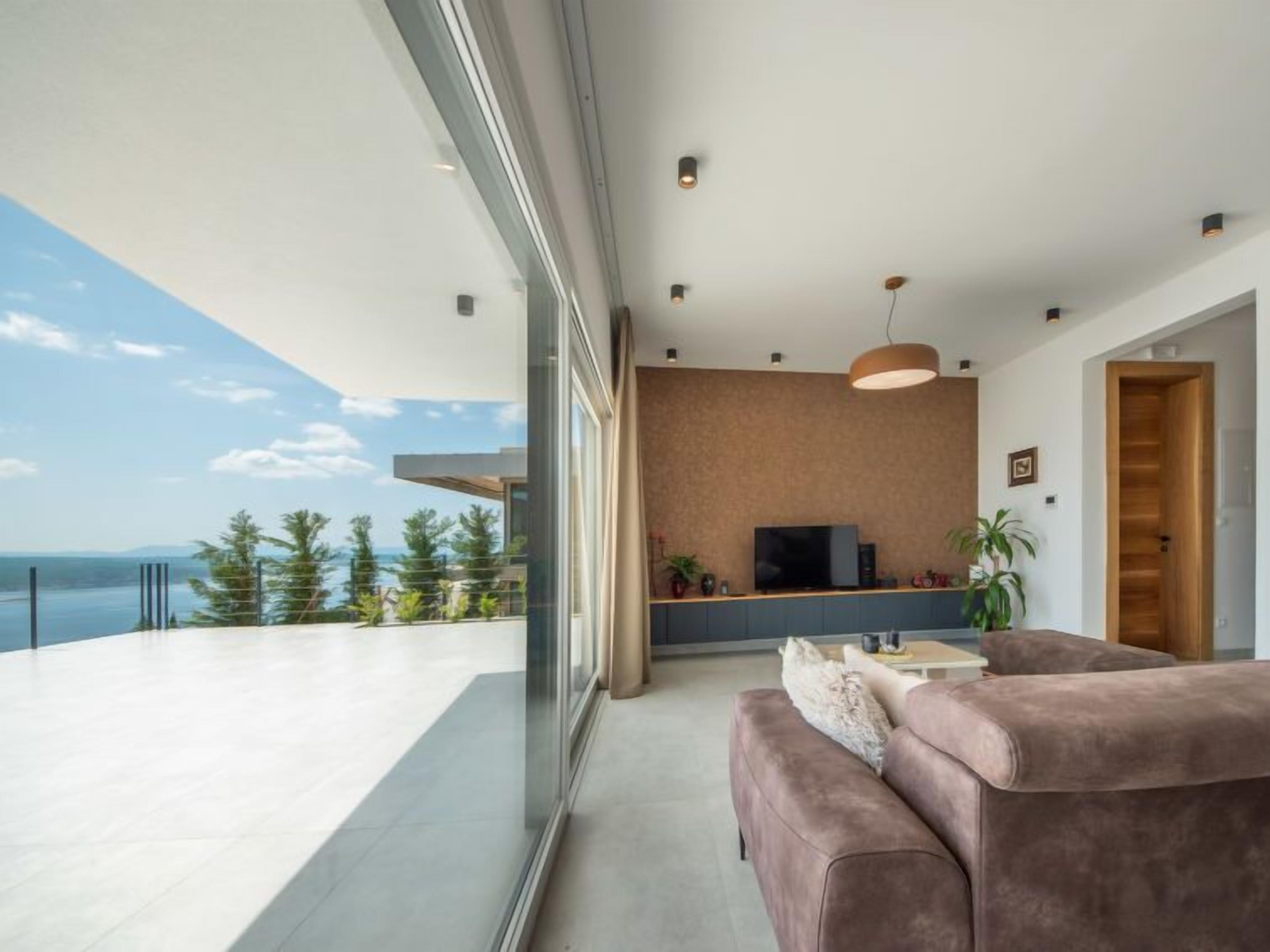 Una sala de estar moderna con un amplio ventanal que ofrece una vista panorámica.