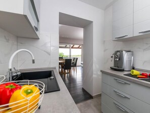 Kühlschrank, Ofen, Geschirrspüler, Kochgeschirr/Geschirr/Besteck