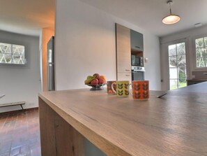 Kühlschrank, Mikrowelle, Geschirrspüler, Kochgeschirr/Geschirr/Besteck