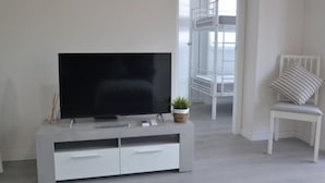 1 soverom, skrivebord, strykejern/-brett og internettilgang