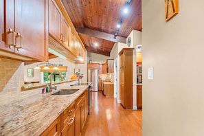 House, 4 Bedrooms | Private kitchen