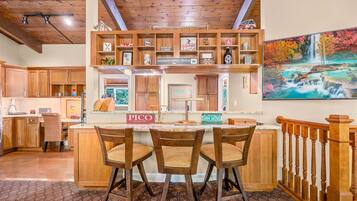 House, 4 Bedrooms | Bar (on property)