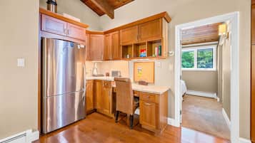 House, 4 Bedrooms | Private kitchen | Fridge, oven, coffee/tea maker, toaster