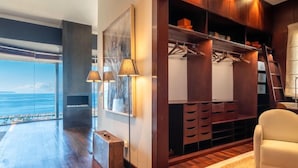 Una sala de estar moderna con un ventanal grande, una chimenea y un armario empotrado con estantes y cajones.