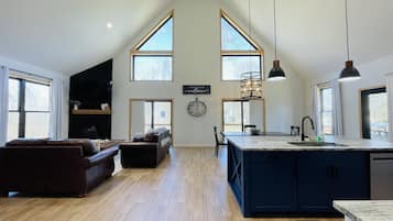 House, 4 Bedrooms | Private kitchen | Fridge, oven, coffee/tea maker, toaster