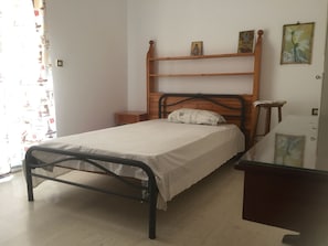 2 bedrooms, free WiFi, bed sheets - 2 minutes to the Solomos square & museum and 5 minutes to the beach! (Zakynthos)