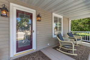 Terrace/patio - Charming Retreat in Downtown Baileys Harbor Across from Door County Brewery (Baileys Harbor)