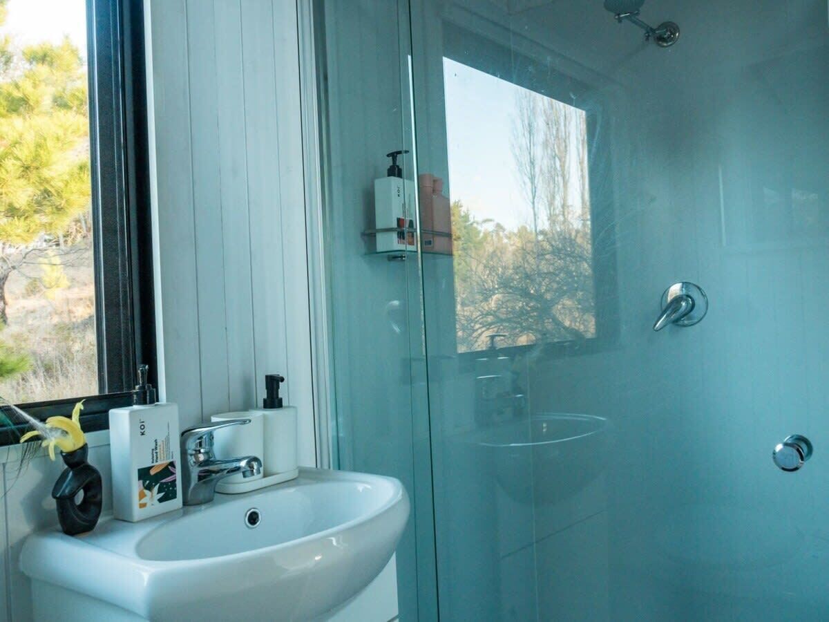 Een douche, een haardroger, handdoeken