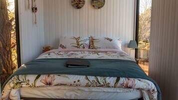 1 bedroom, bed sheets